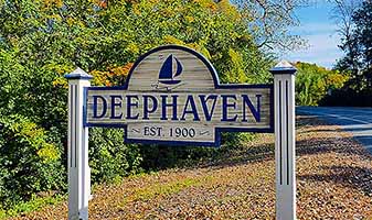 Deephaven Minnesota Welcome sign